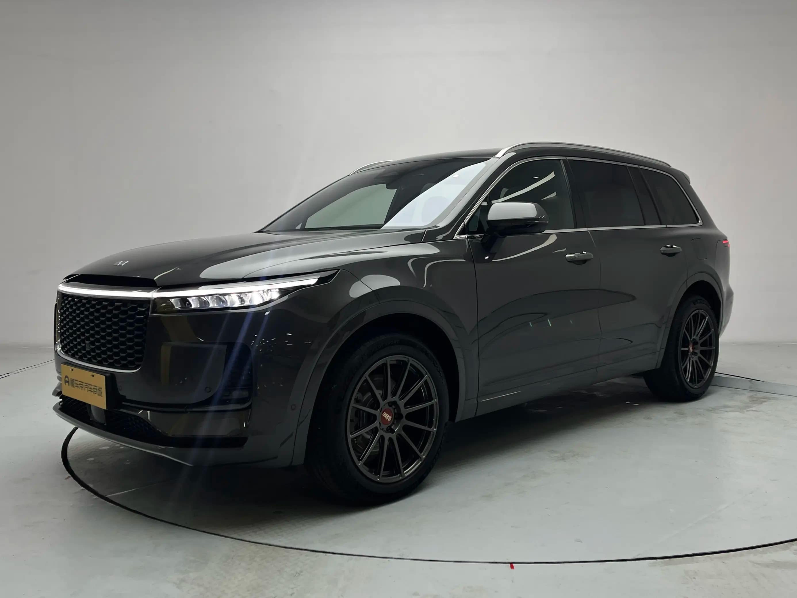 Lixiang ONE 2022 г. 75030 км.