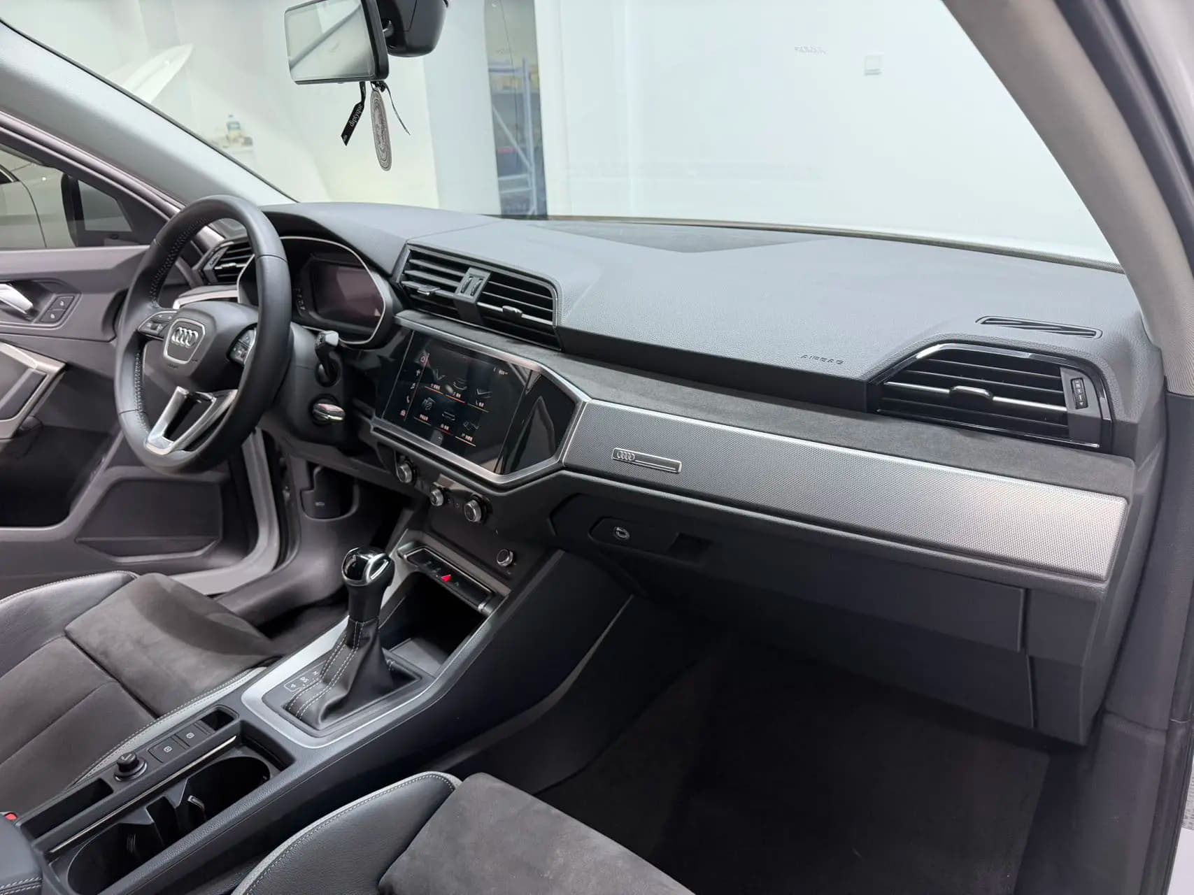Audi Q3 2021 г. 42645 км. — фото 14