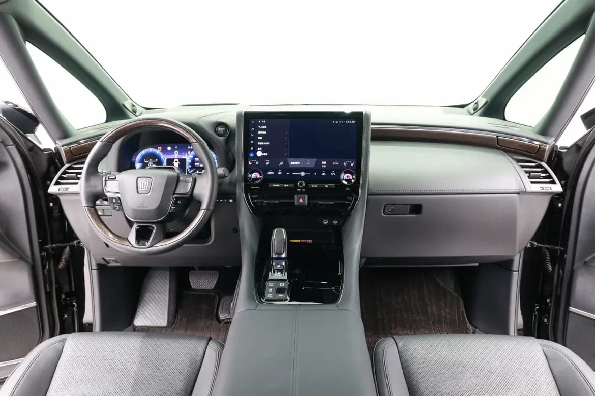 Toyota Crown Wellfire 2024 г. 18051 км. — фото 10