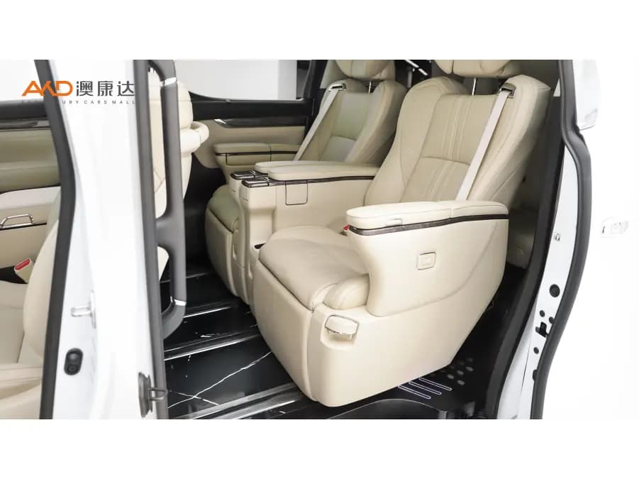Toyota Alphard 2023 г. 45346 км. — фото 11