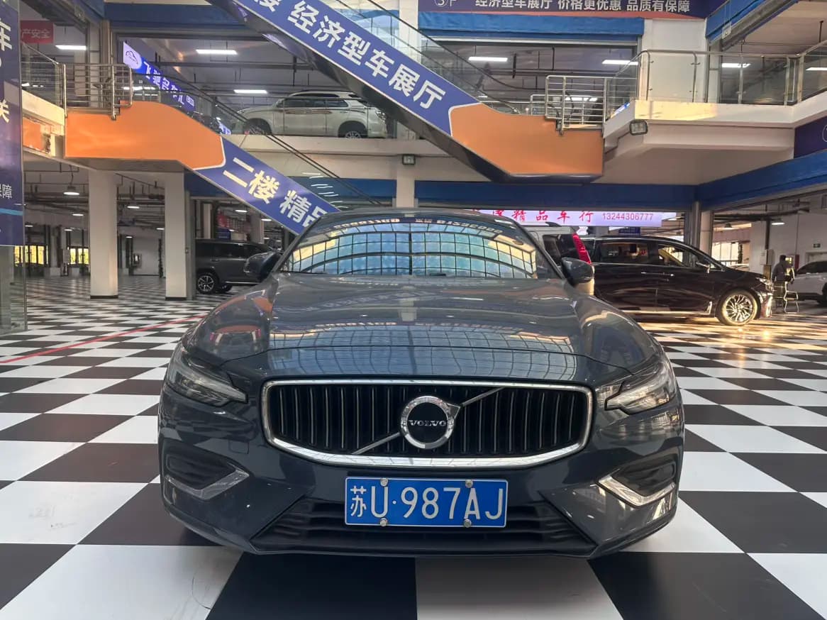 Volvo S60 2022 г. 37000 км. — фото 2