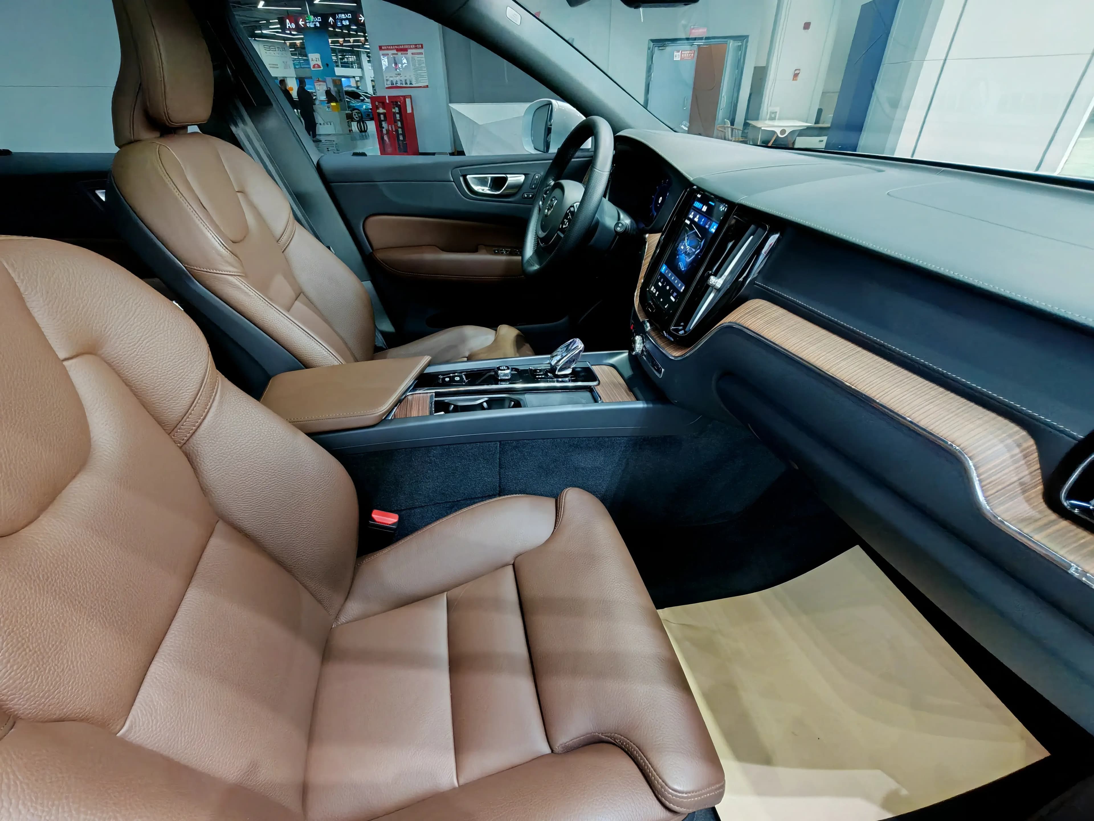 Volvo XC60 PHEV 2024 г. 20049 км. — фото 12