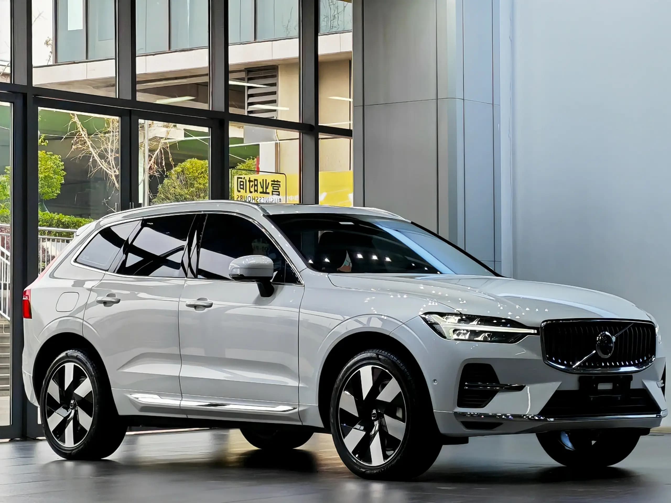 Volvo XC60 PHEV 2024 г. 20049 км. — фото 3