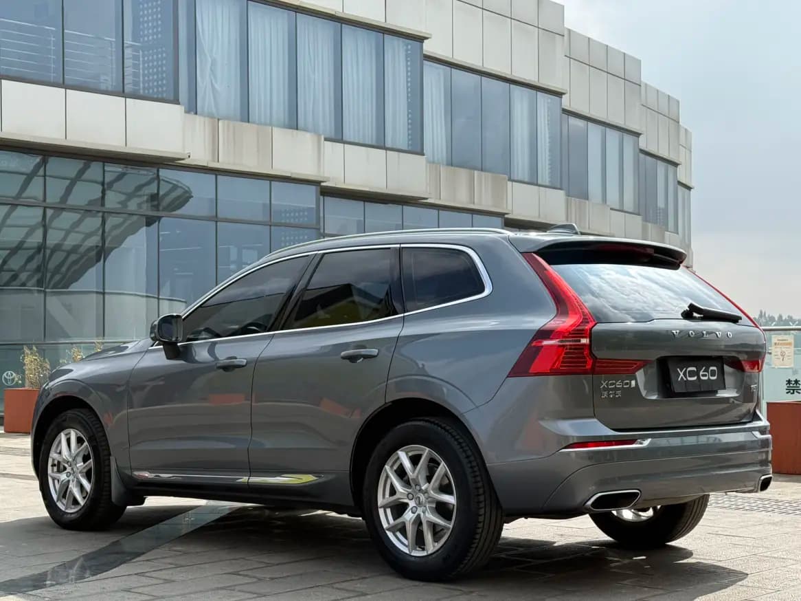 Volvo XC60 2021 г. 75050 км. — фото 4