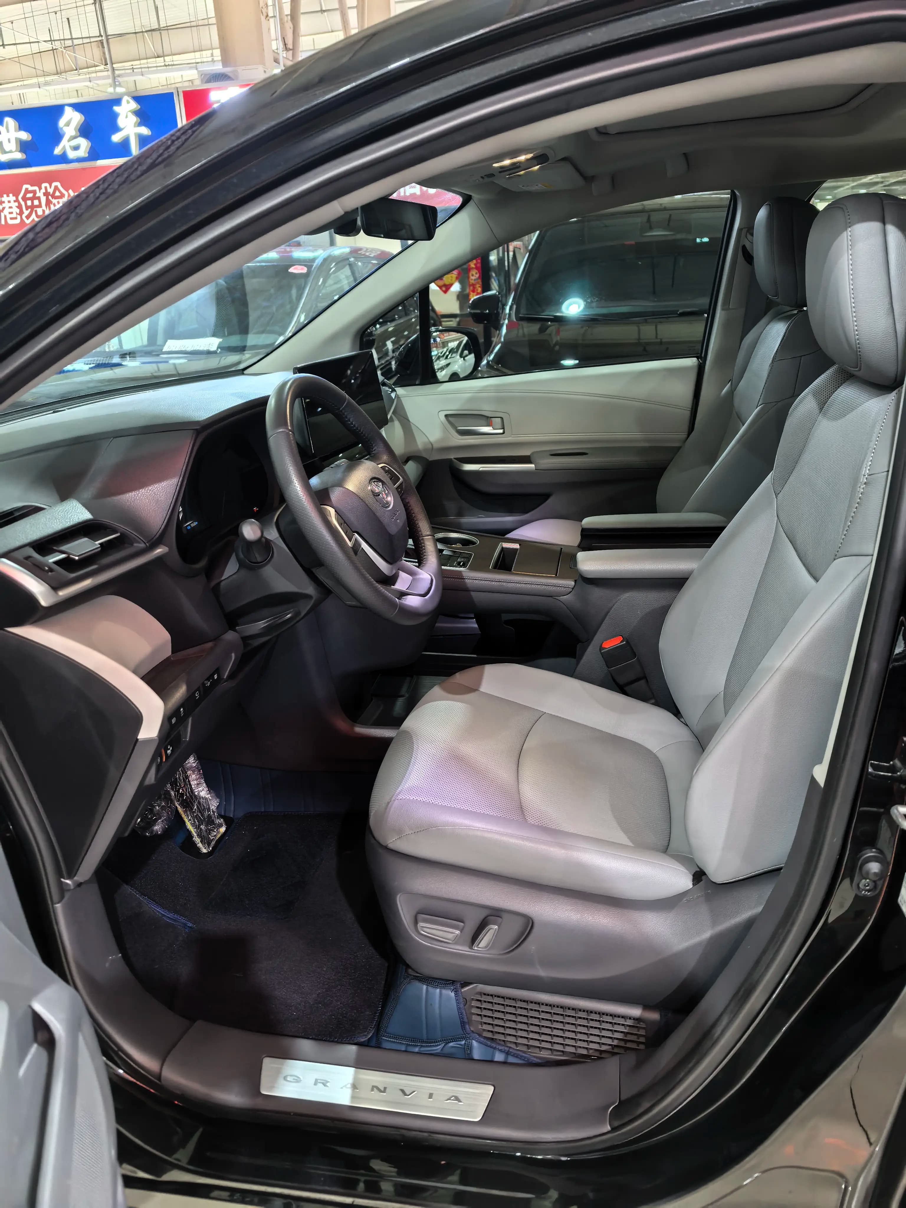 Toyota Granvia 2024 г. 30086 км. — фото 9