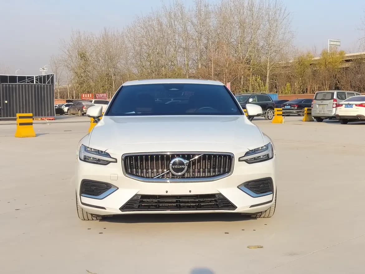 Volvo S60 2024 г. 32146 км. — фото 2