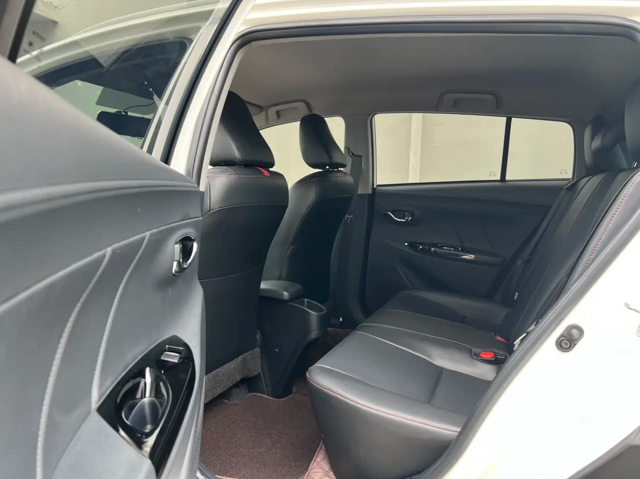 Toyota Yaris L 2021 г. 21028 км. — фото 9
