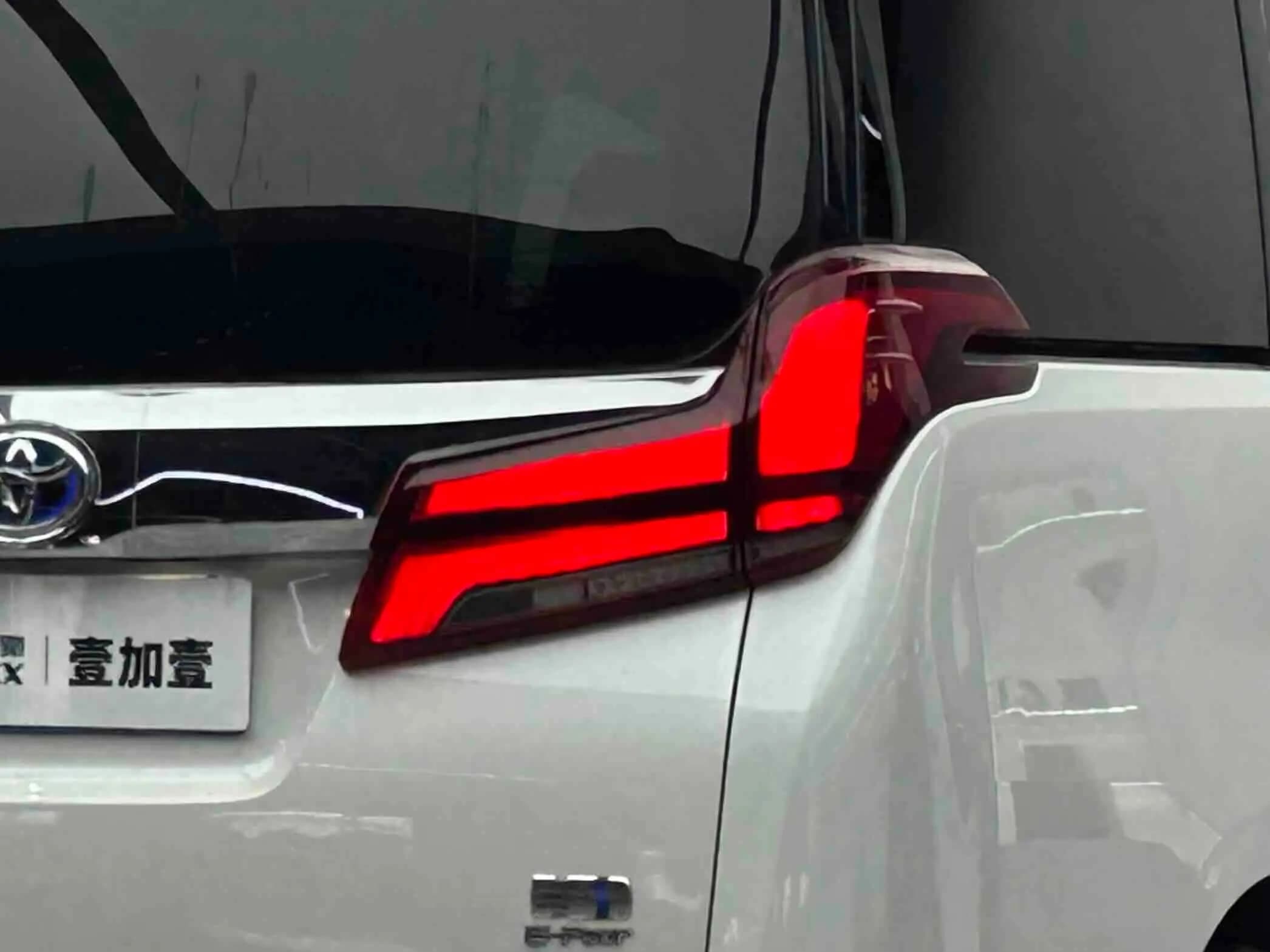 Toyota Alphard 2022 г. 52022 км. — фото 5