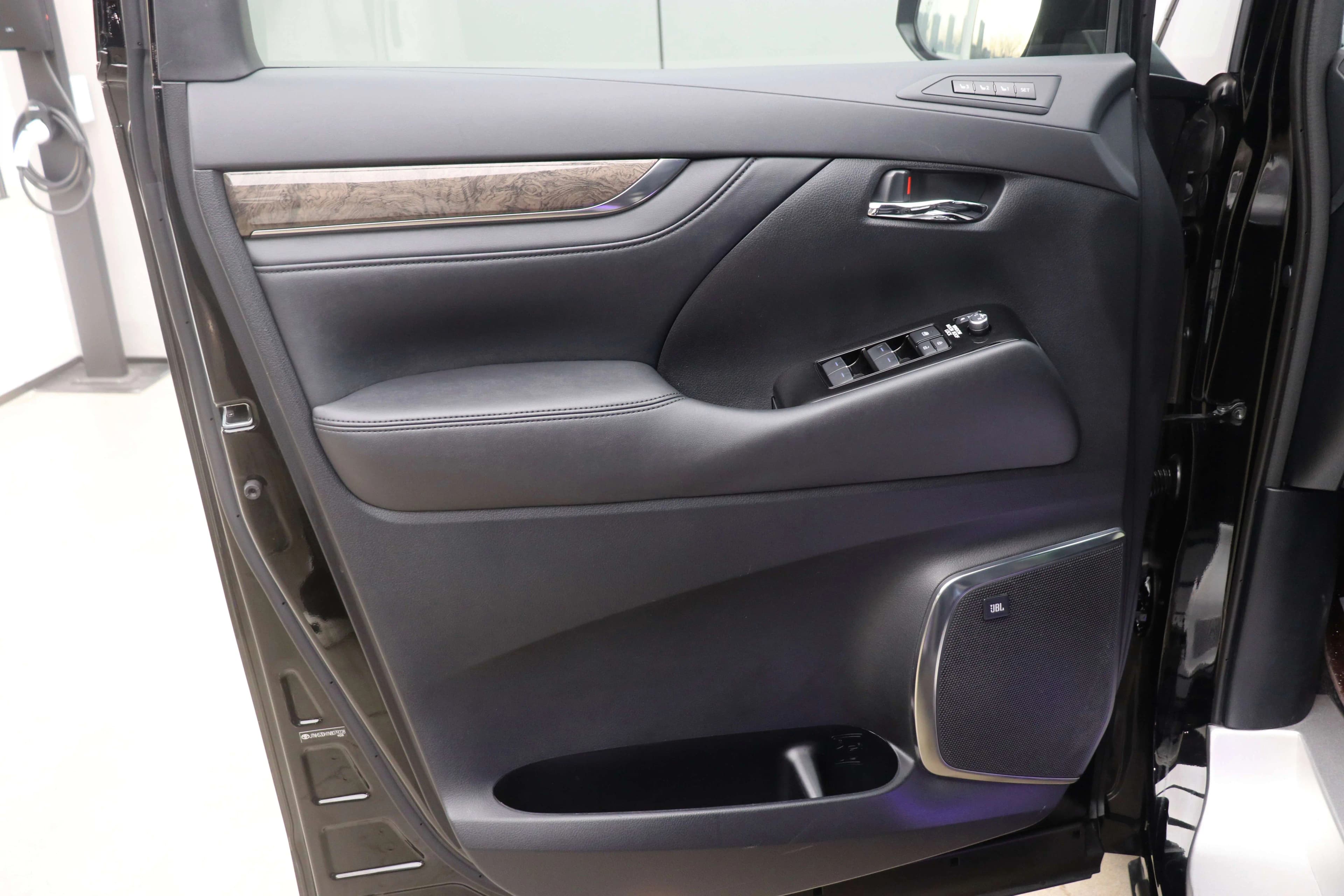 Toyota Alphard 2022 г. 50023 км. — фото 10