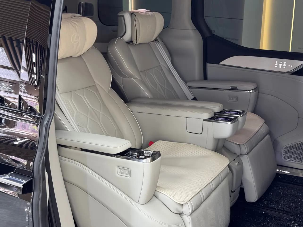 Volvo EM90 2024 г. 15061 км. — фото 12