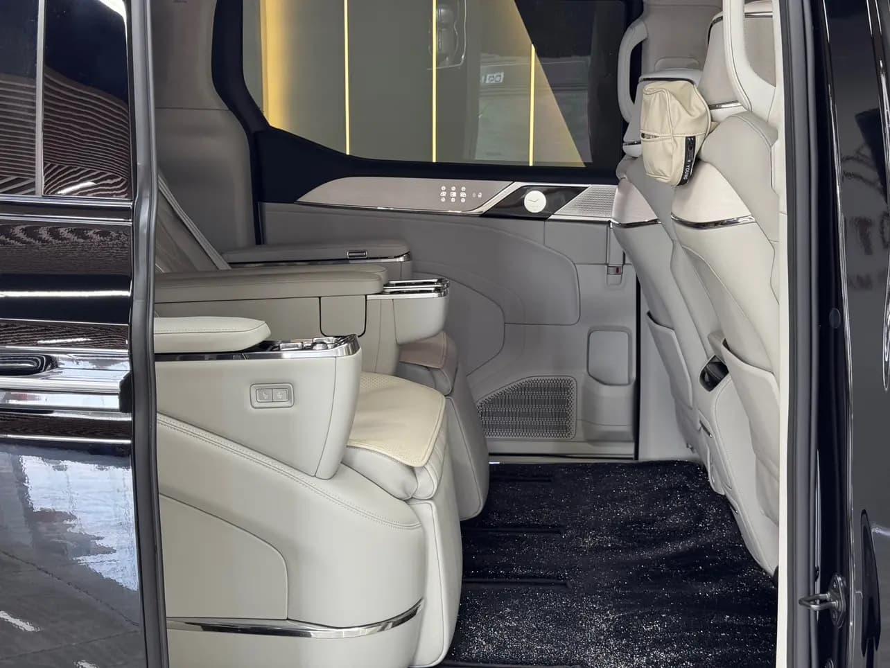 Volvo EM90 2024 г. 15061 км. — фото 9