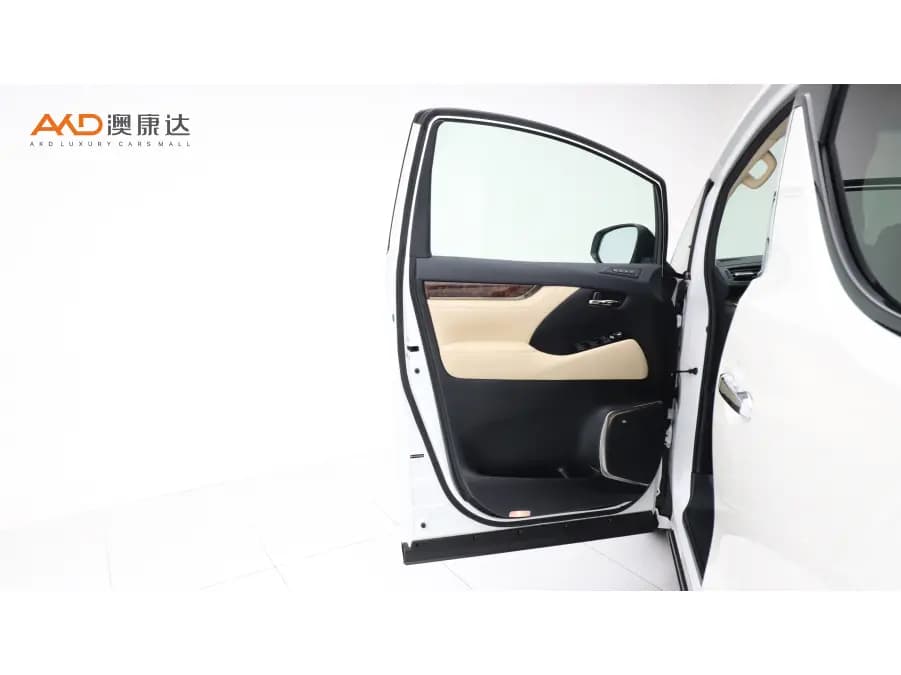 Toyota Alphard 2023 г. 46924 км. — фото 11