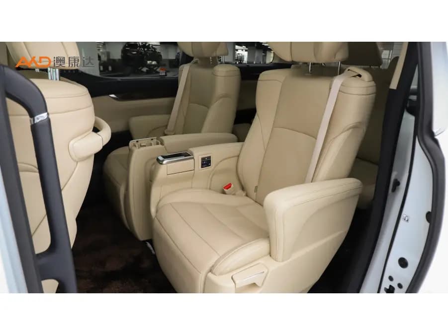 Toyota Alphard 2023 г. 46924 км. — фото 9