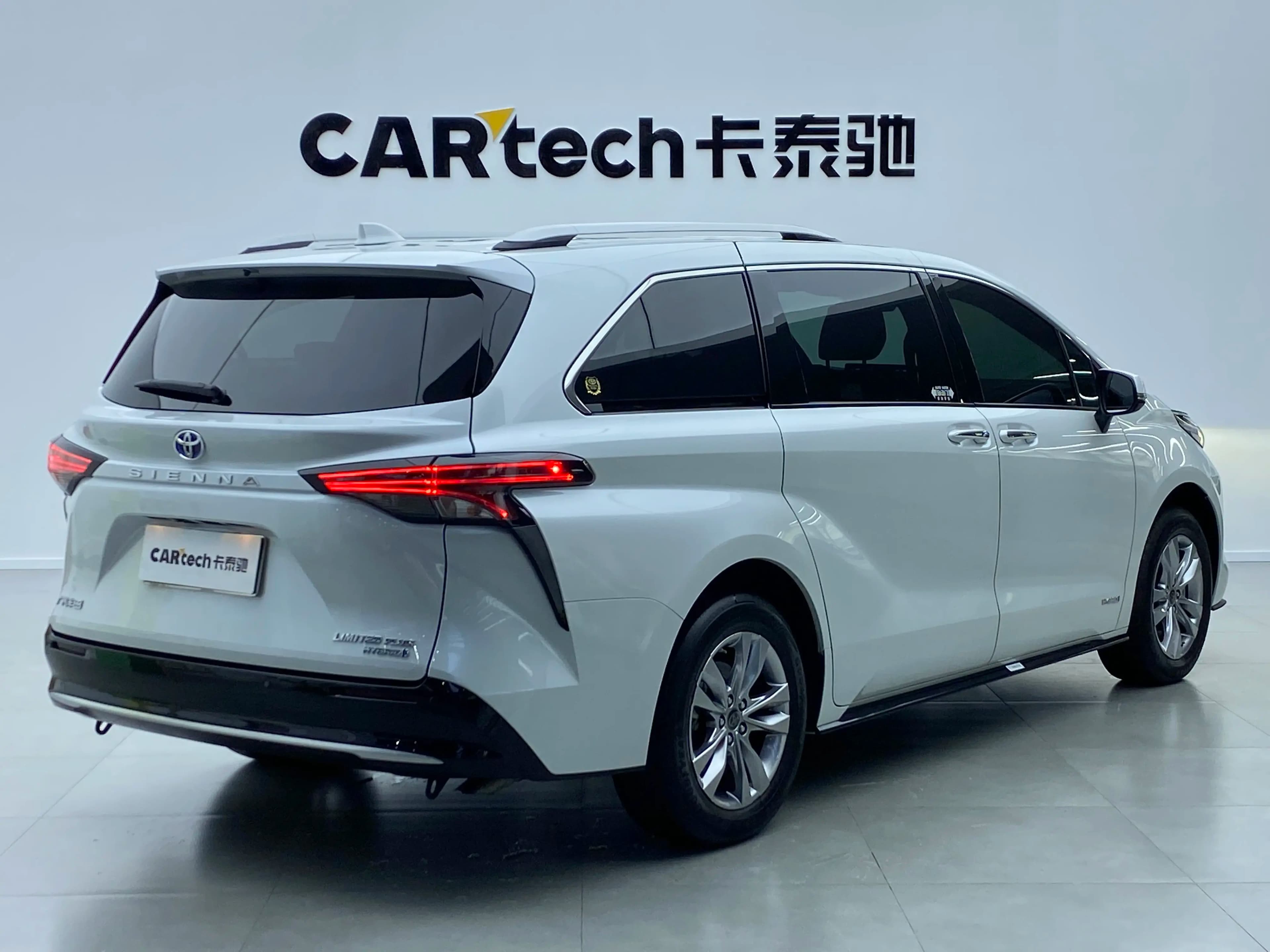 Toyota Sienna 2022 г. 27244 км. — фото 2