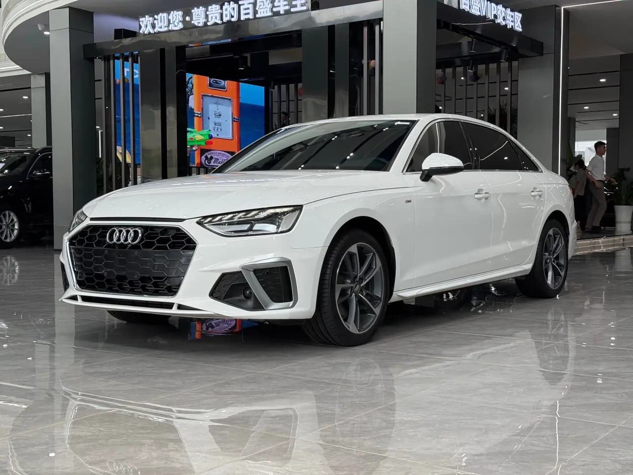 Audi A4L 2021 г. 61013 км.