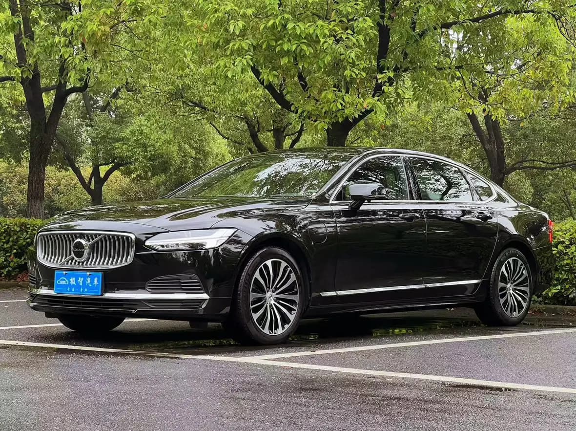 Volvo S90 PHEV 2023 г. 31013 км.