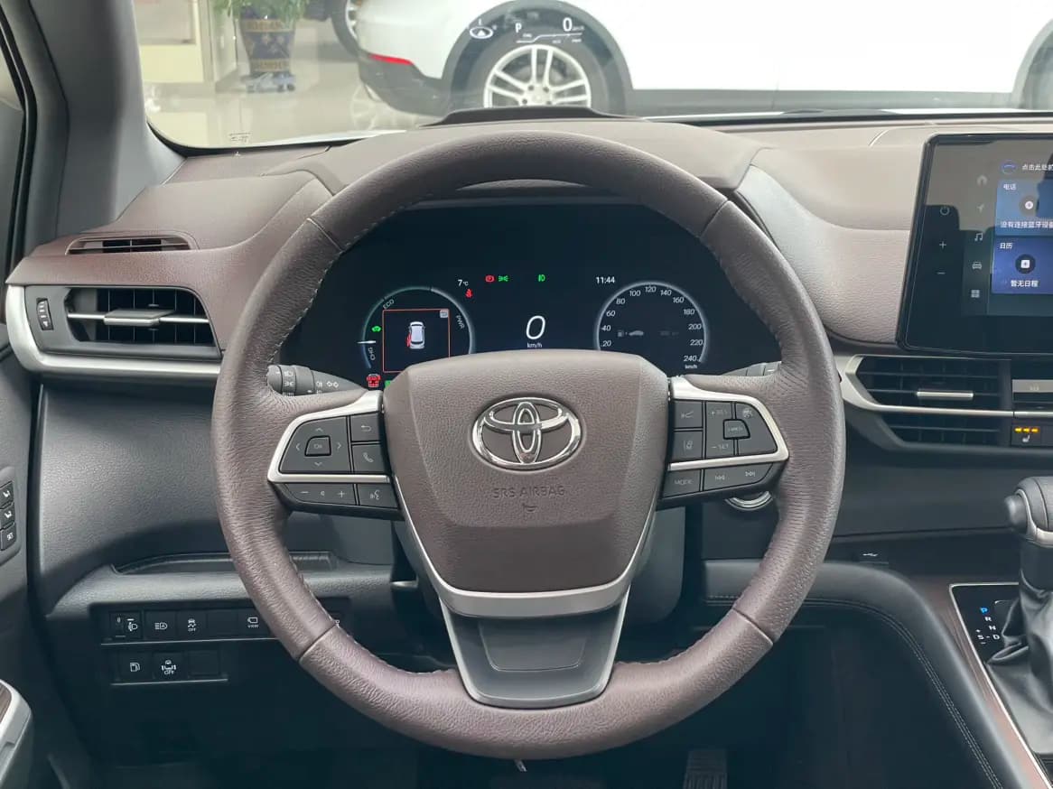 Toyota Granvia 2025 г. 12071 км. — фото 17