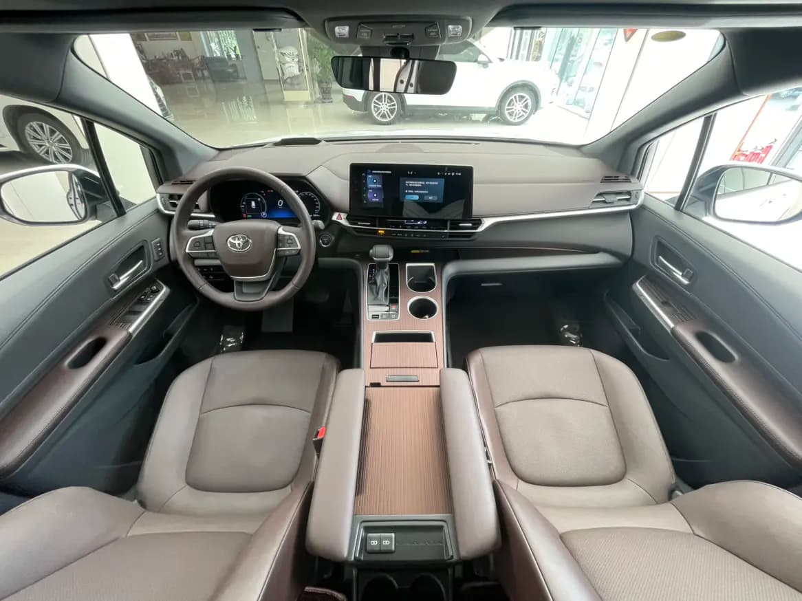 Toyota Granvia 2025 г. 12071 км. — фото 23