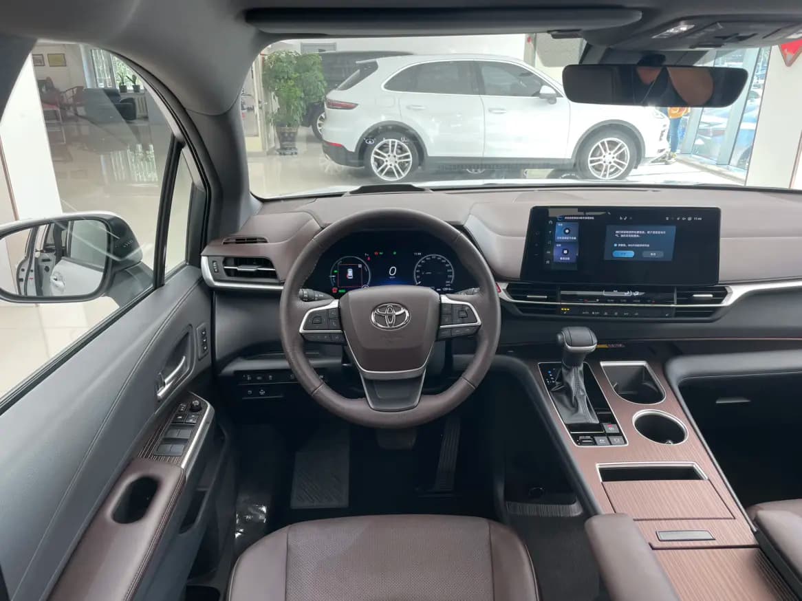 Toyota Granvia 2025 г. 12071 км. — фото 27