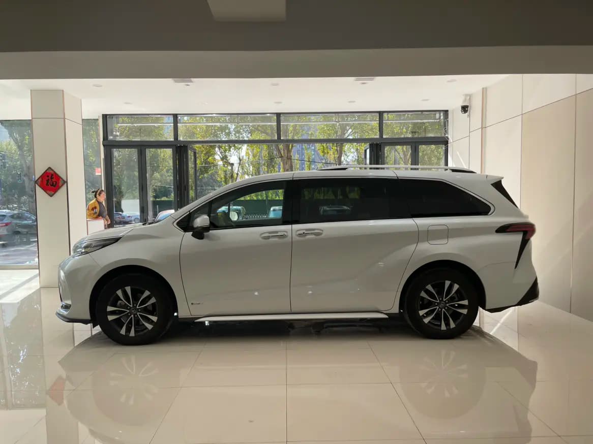 Toyota Granvia 2025 г. 12071 км. — фото 4