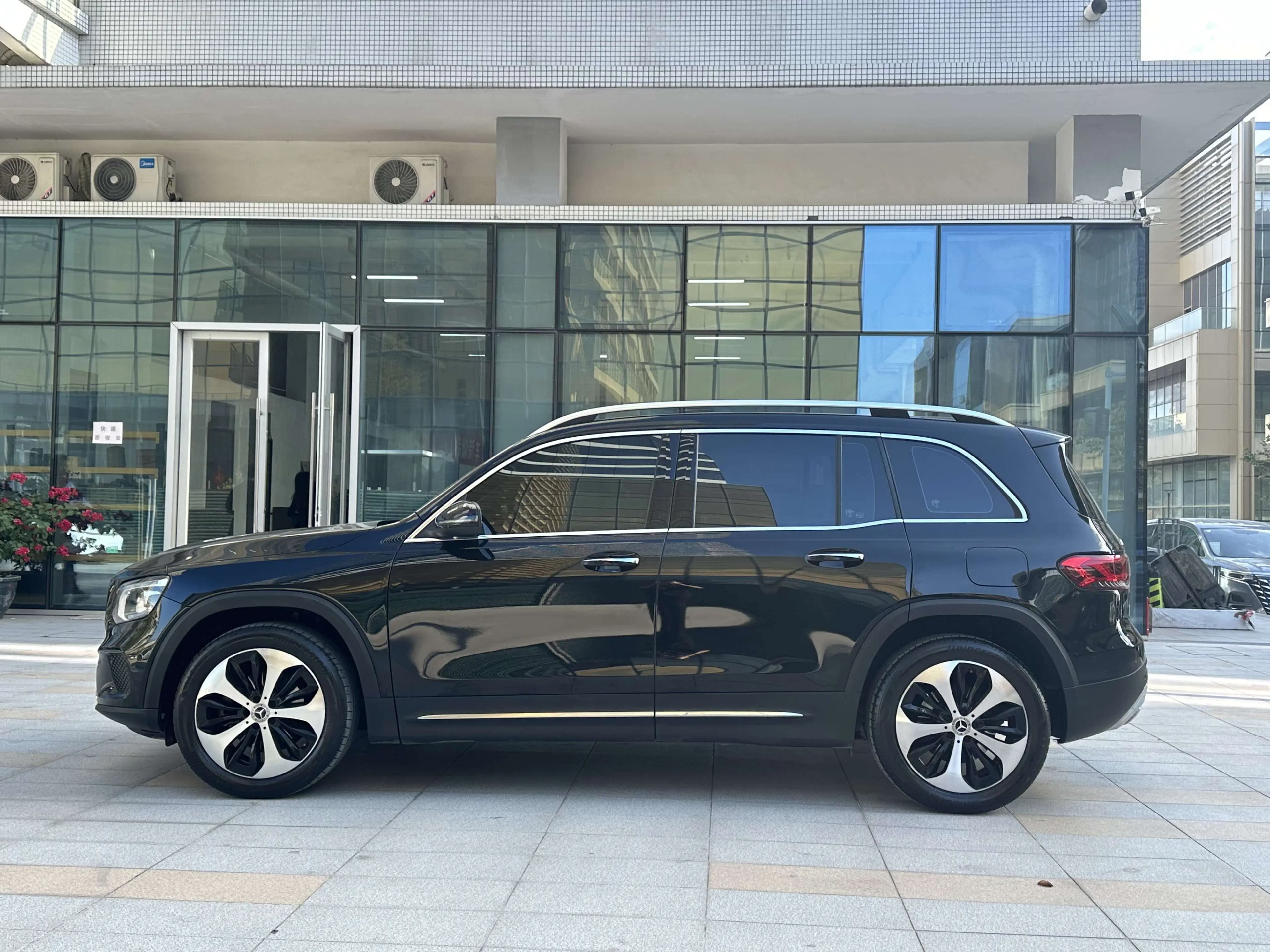 Mercedes-Benz GLB 2022 г. 82273 км. — фото 4
