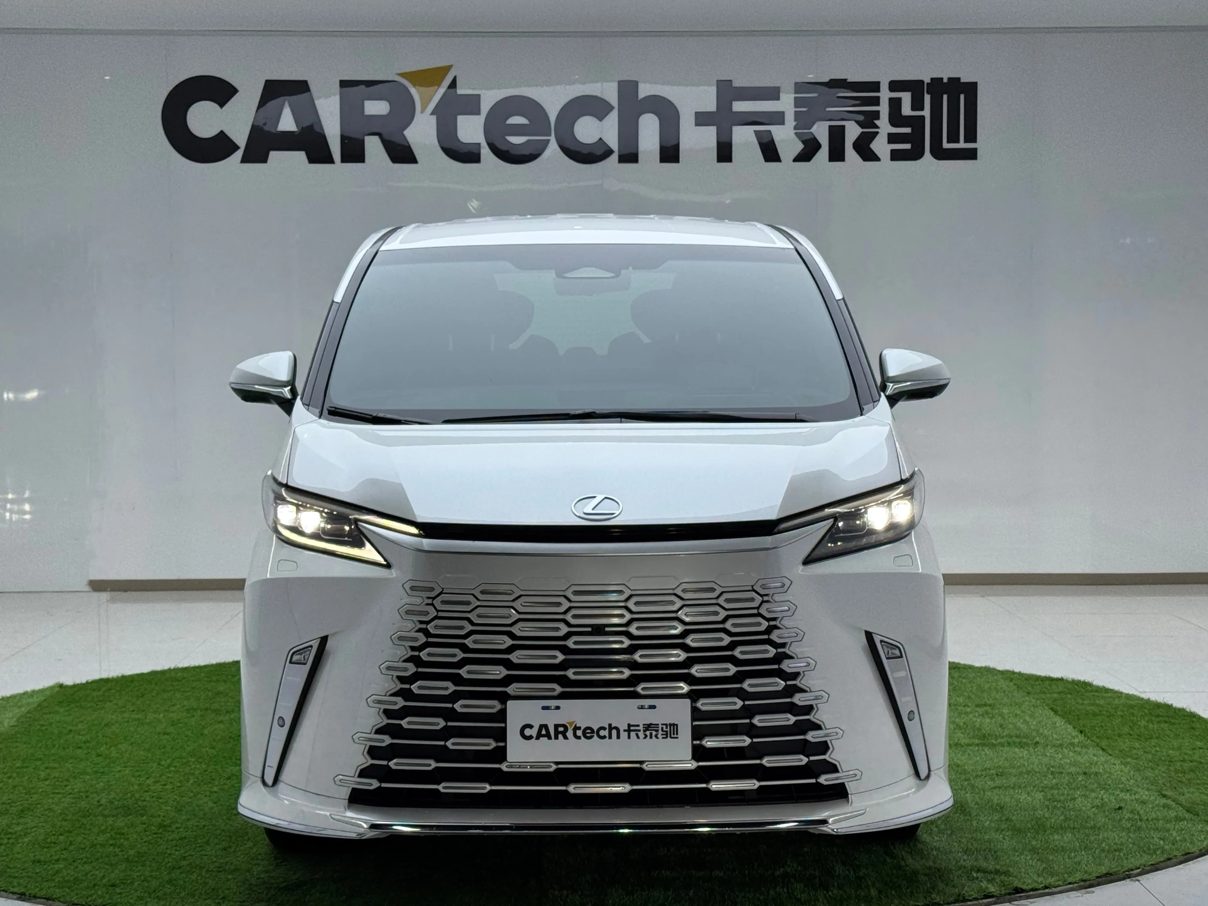 Lexus LM 2024 г. 22768 км. — фото 2