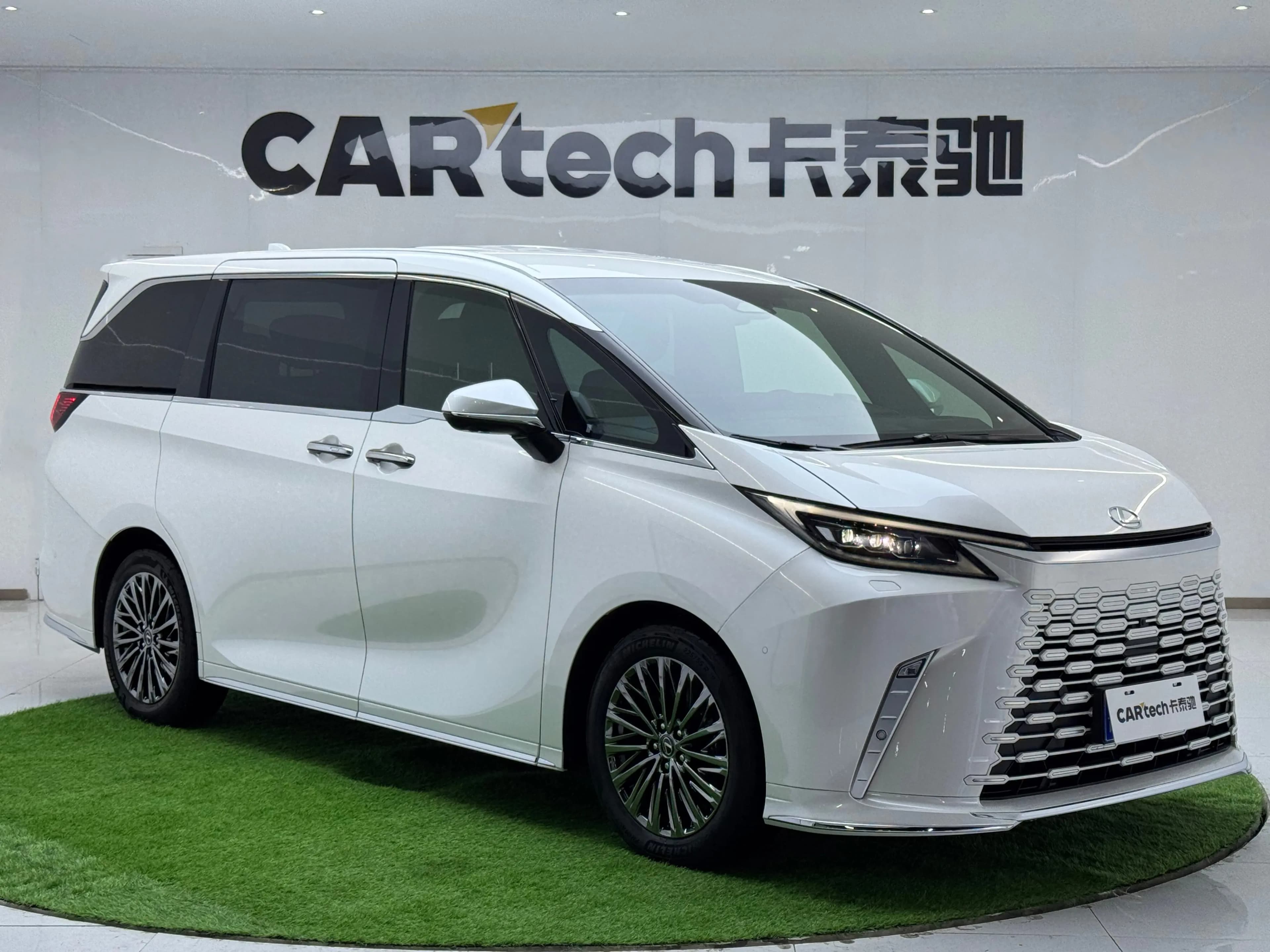 Lexus LM 2024 г. 22768 км. — фото 3