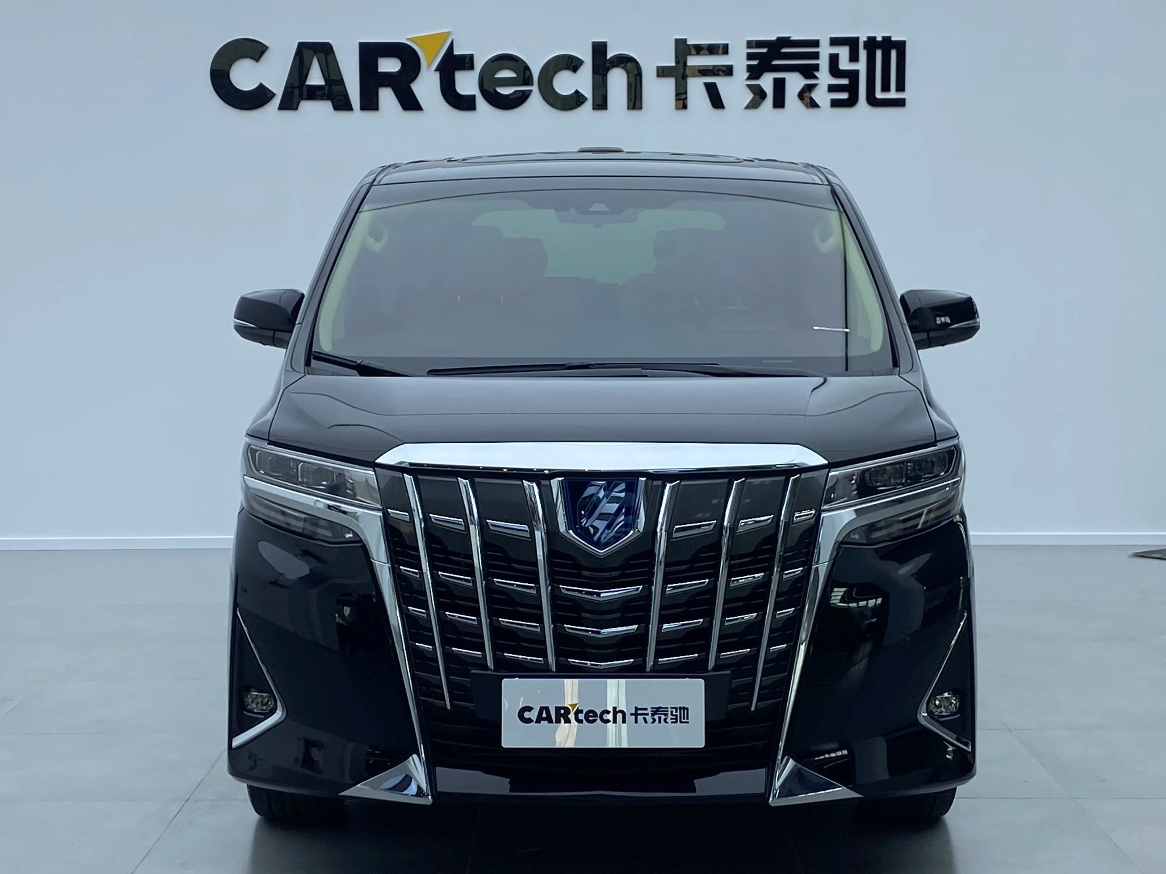 Toyota Alphard 2023 г. 38144 км. — фото 2