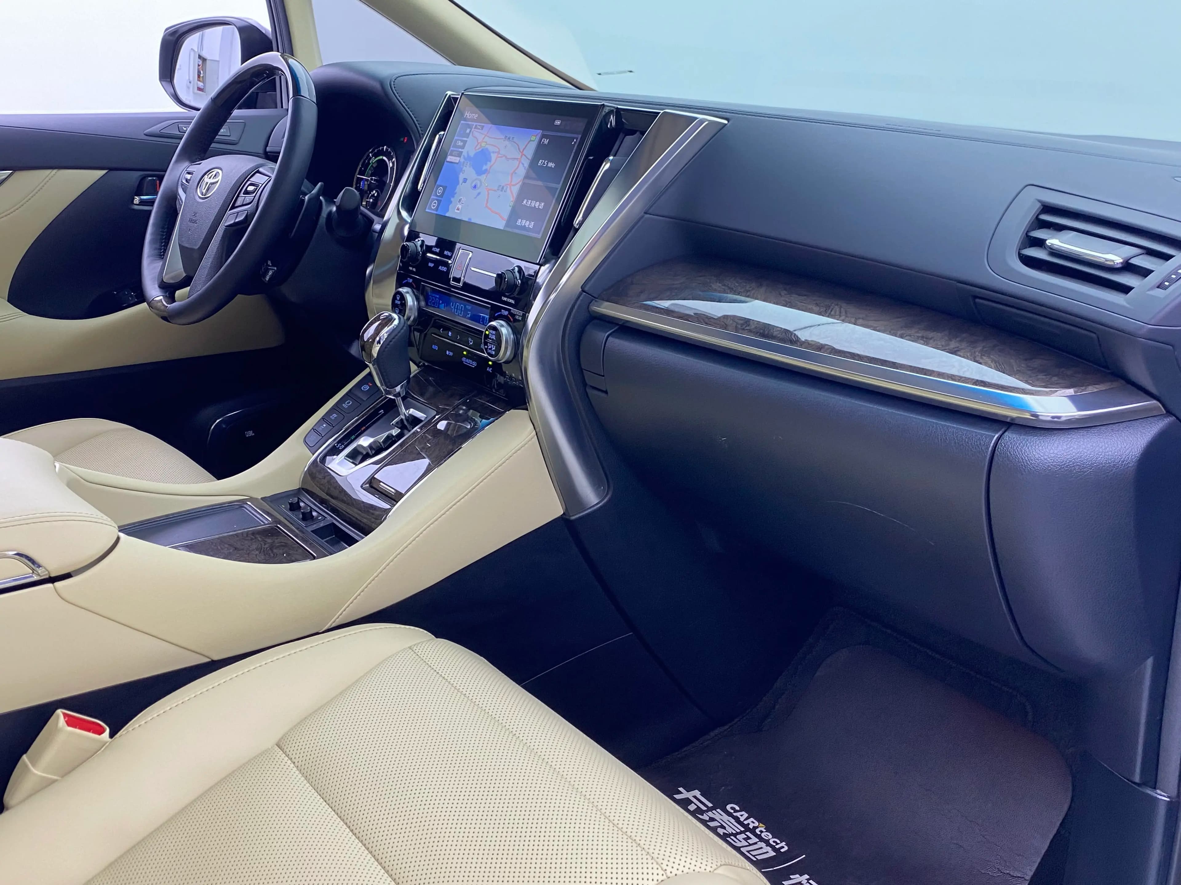 Toyota Alphard 2023 г. 38144 км. — фото 14