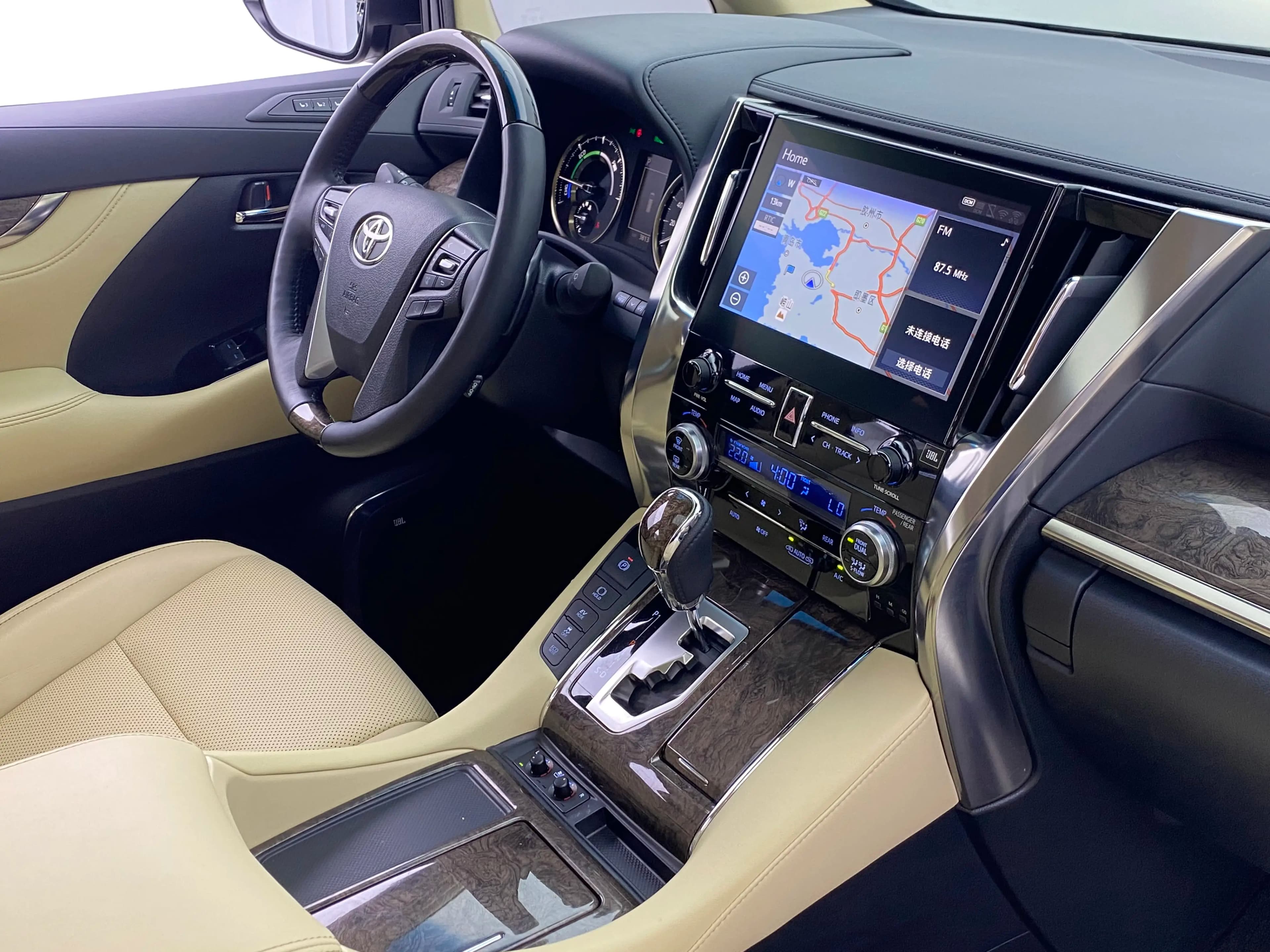 Toyota Alphard 2023 г. 38144 км. — фото 26