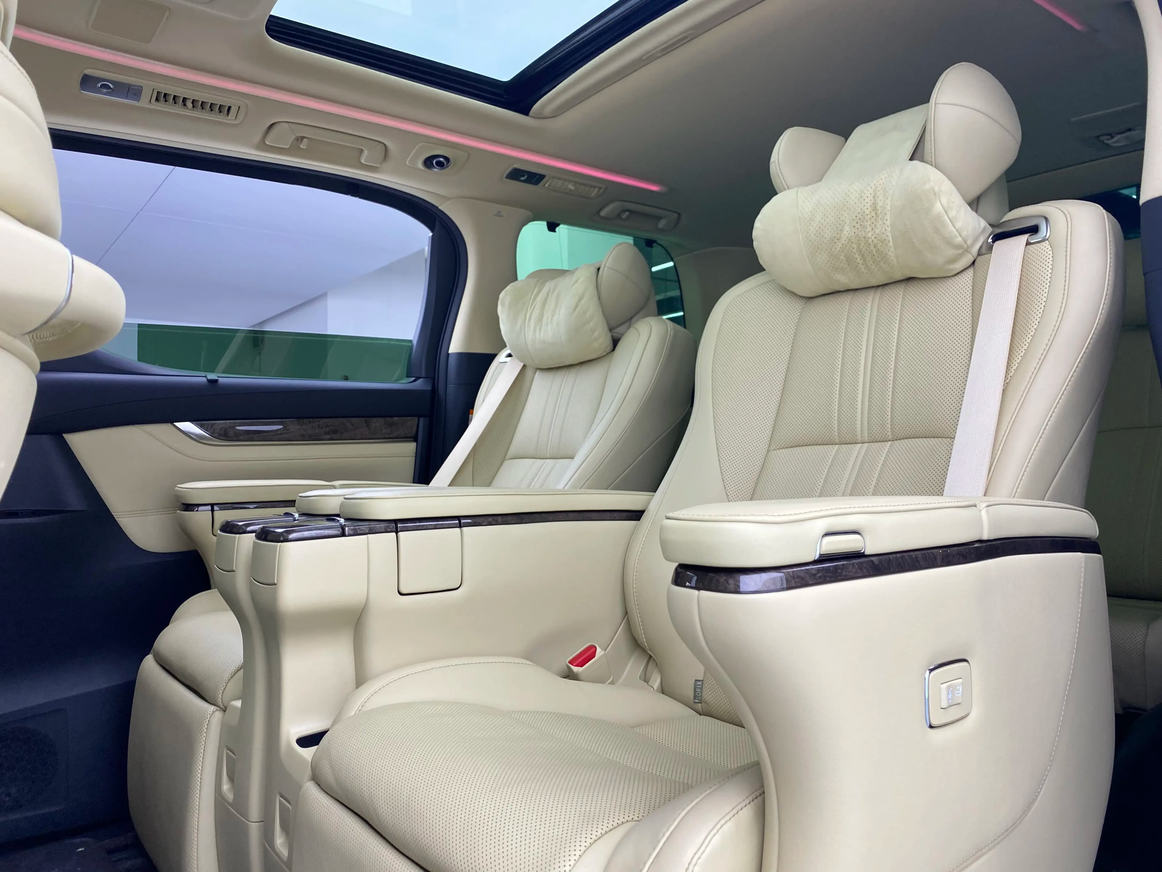 Toyota Alphard 2023 г. 38144 км. — фото 30