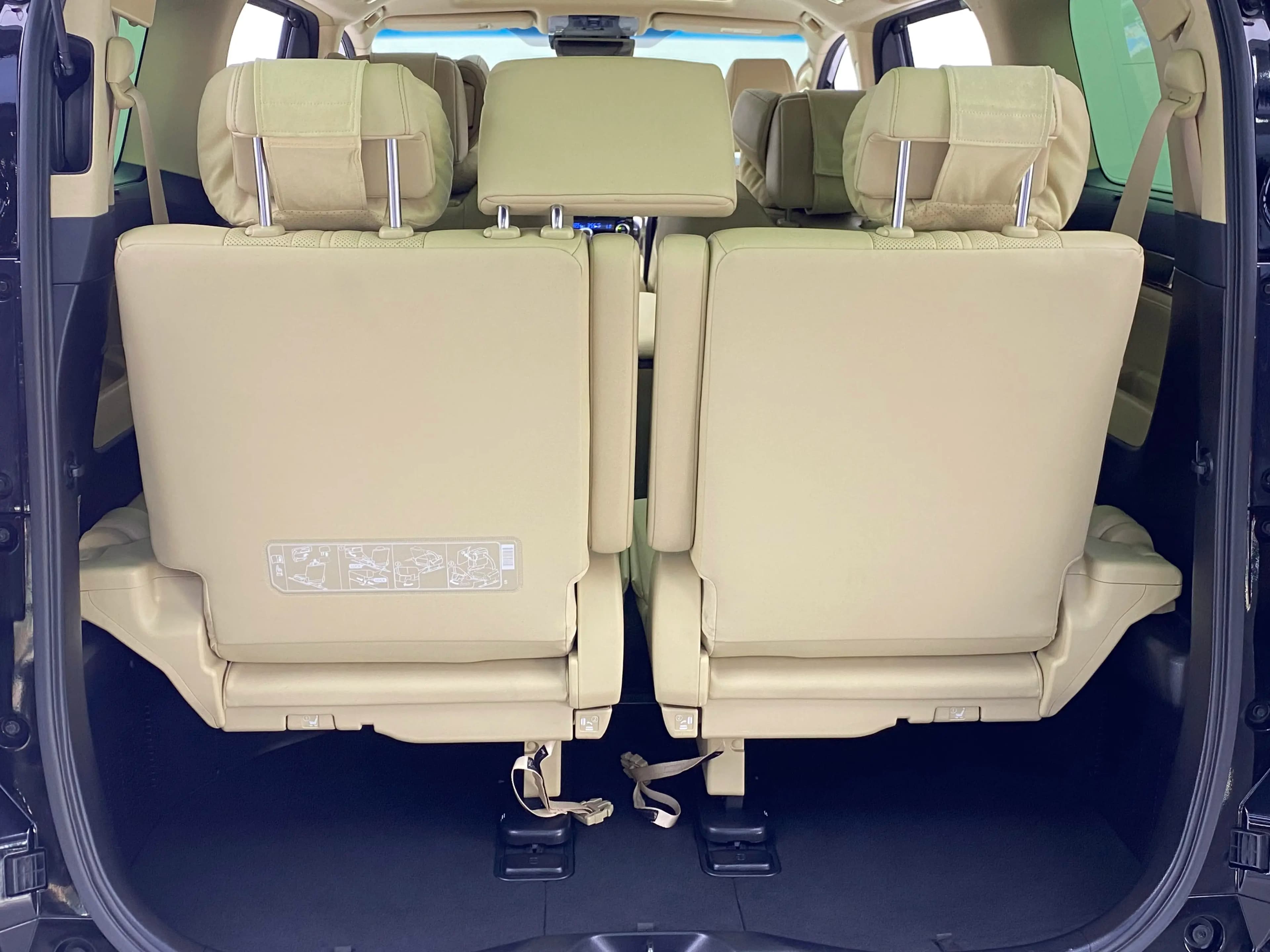 Toyota Alphard 2023 г. 38144 км. — фото 10
