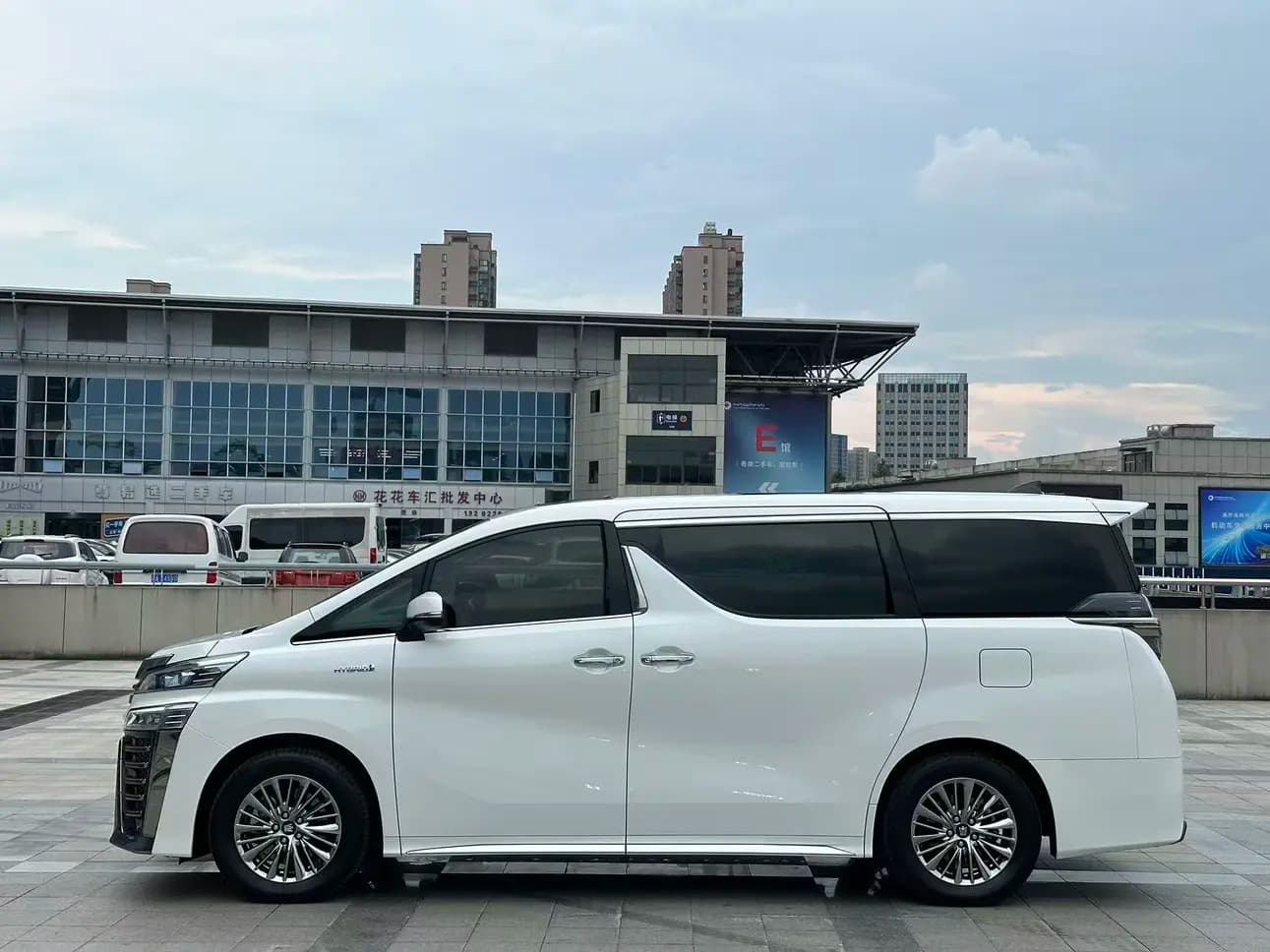 Toyota Crown Wellfire 2022 г. 76057 км. — фото 4