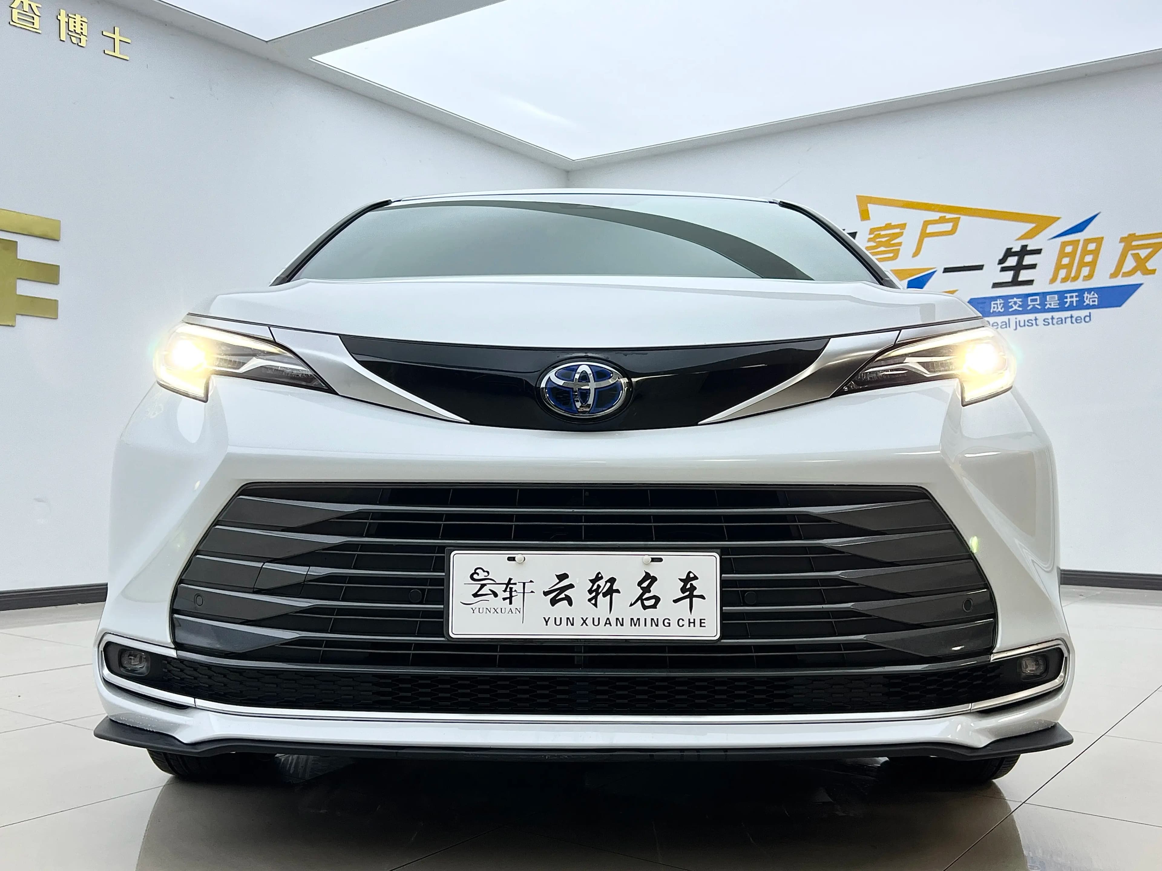 Toyota Sienna 2022 г. 70043 км. — фото 2