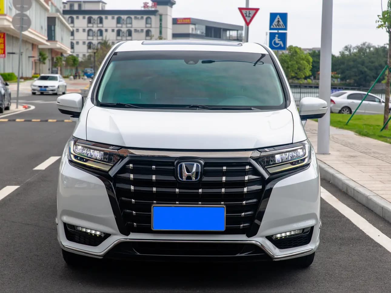 Honda Elysion 2023 г. 62090 км. — фото 2