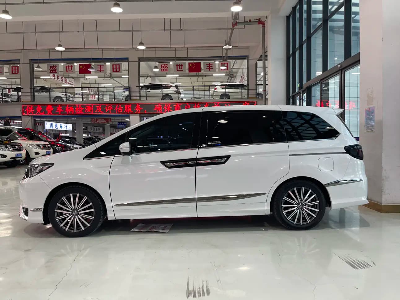 Honda Elysion 2022 г. 90091 км. — фото 4