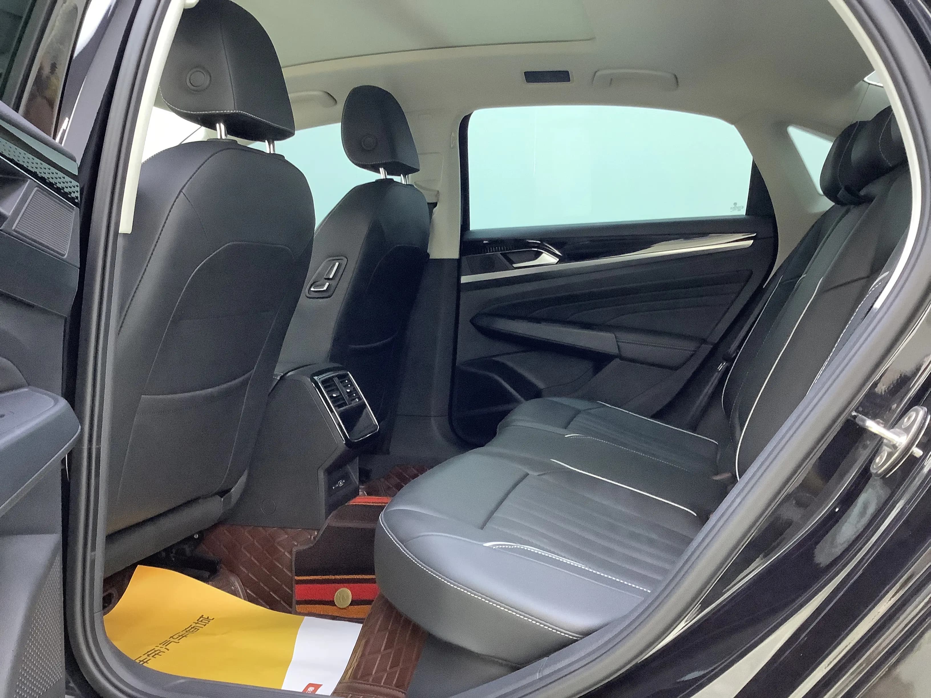Volkswagen Passat 2022 г. 69374 км. — фото 17