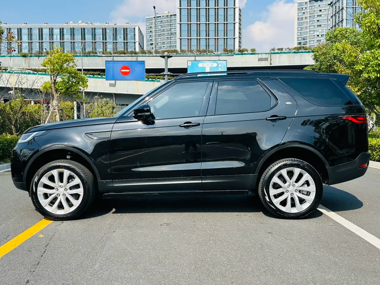 Land Rover Discovery 2024 г. 28124 км. — фото 3