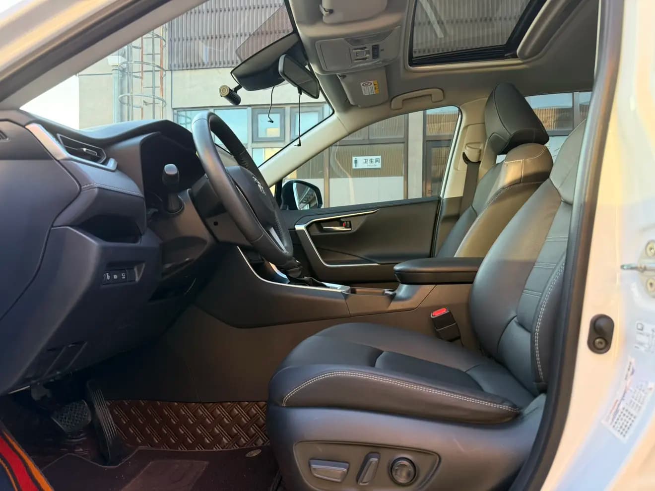 Toyota RAV4 2023 г. 37082 км. — фото 10