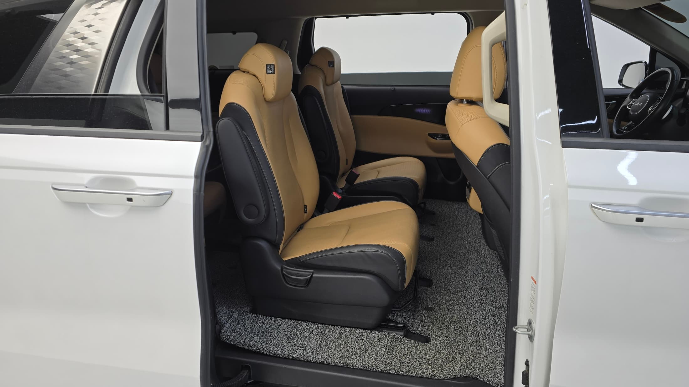 Kia Carnival — фото 12