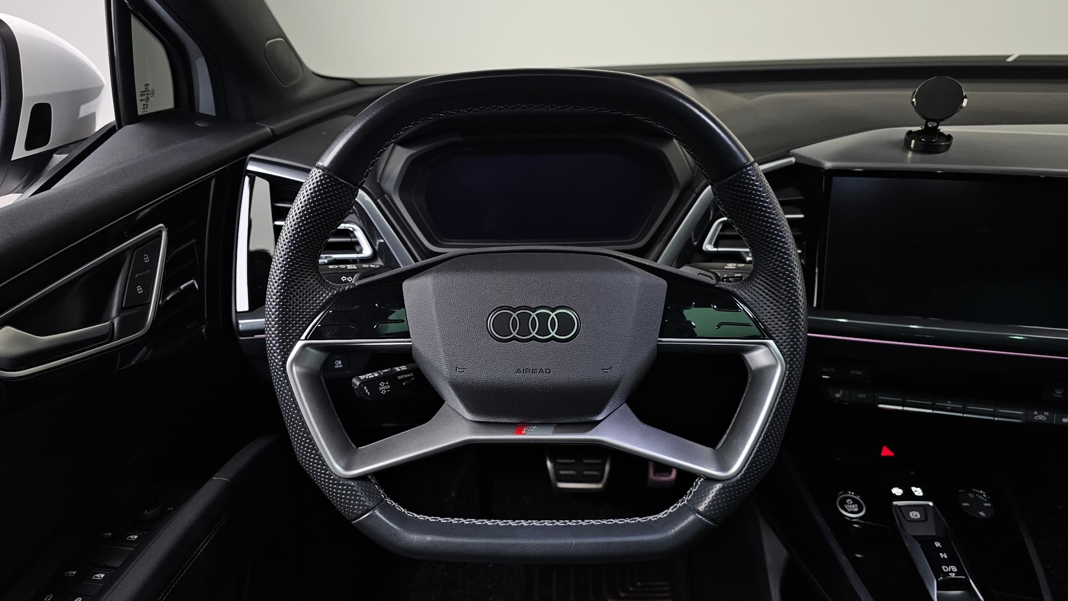 Audi Q8 Sportback e-tron — фото 13