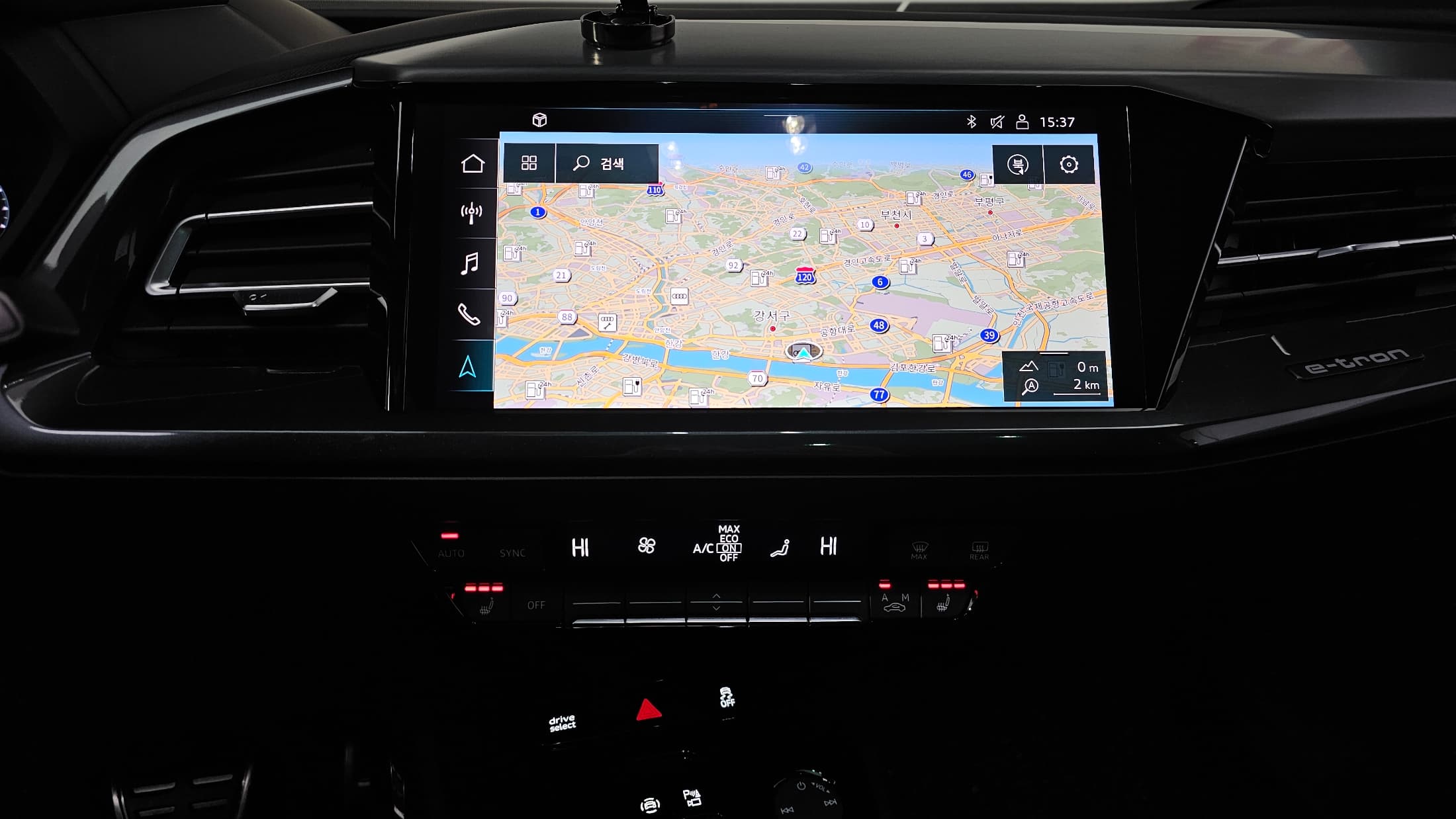 Audi Q8 Sportback e-tron — фото 14
