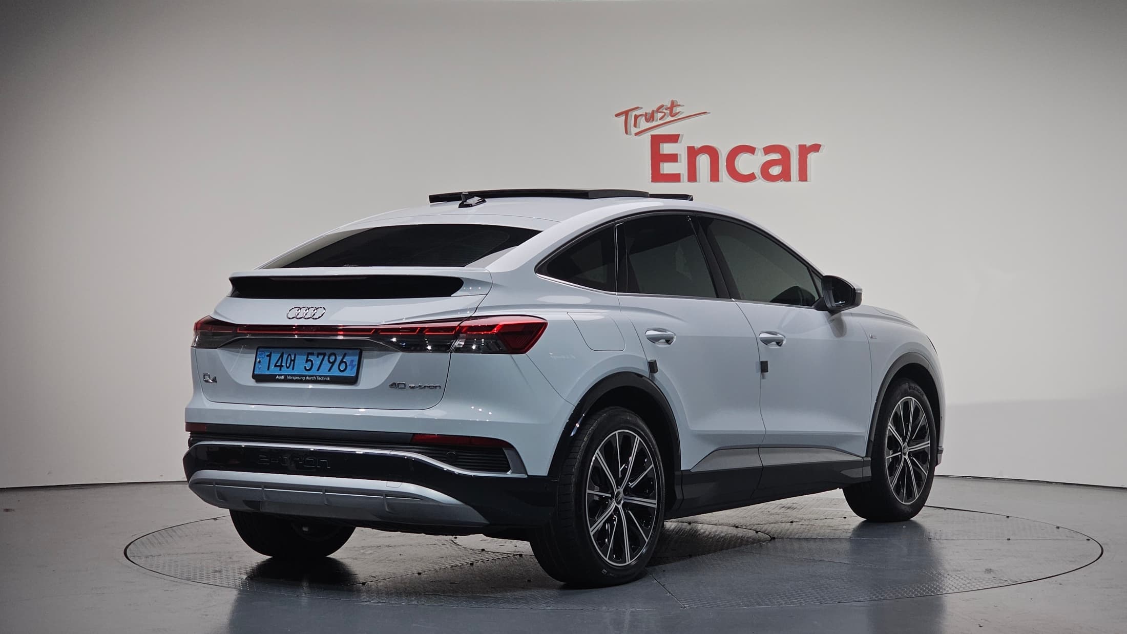 Audi Q8 Sportback e-tron — фото 2
