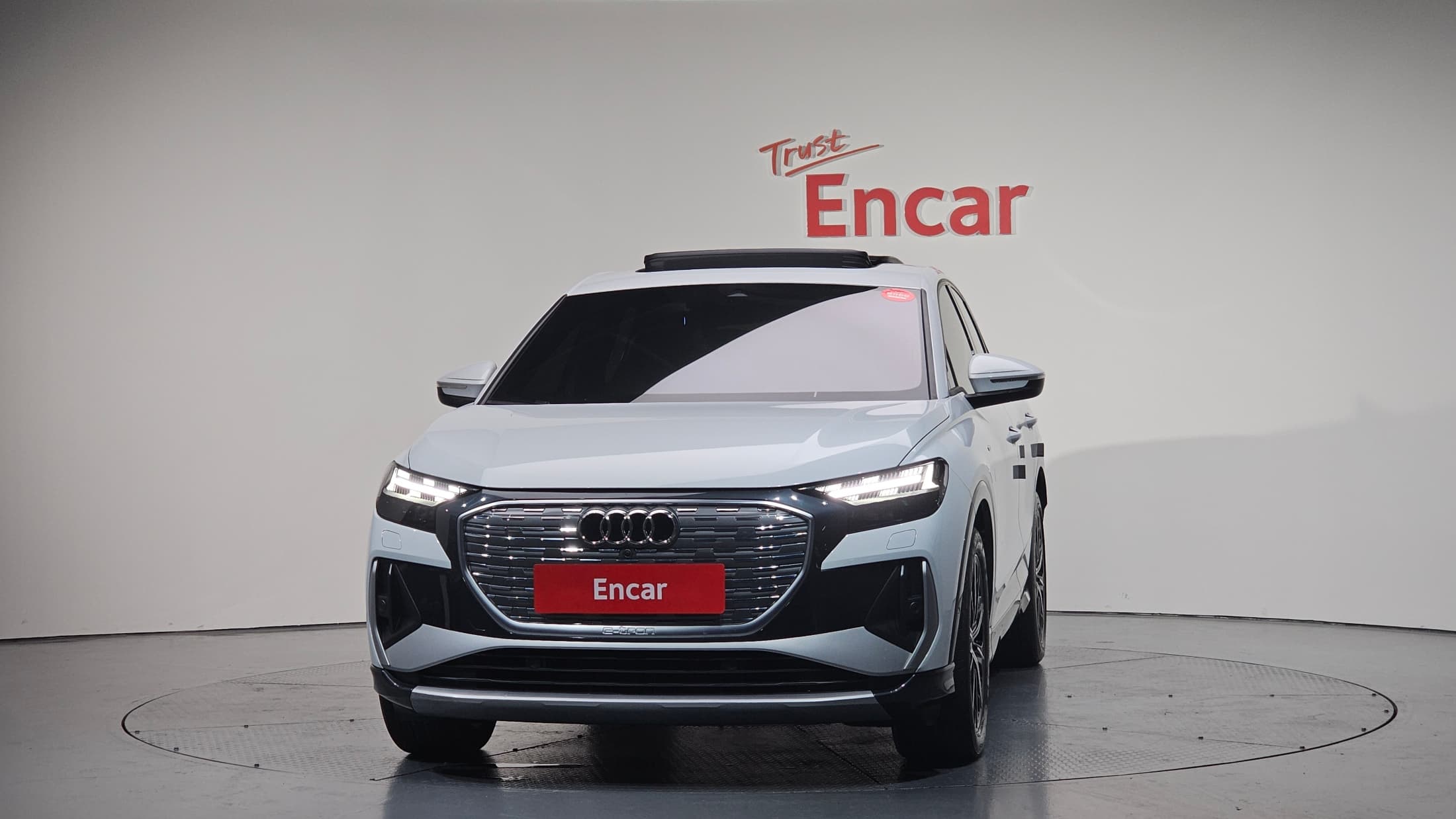 Audi Q8 Sportback e-tron — фото 3