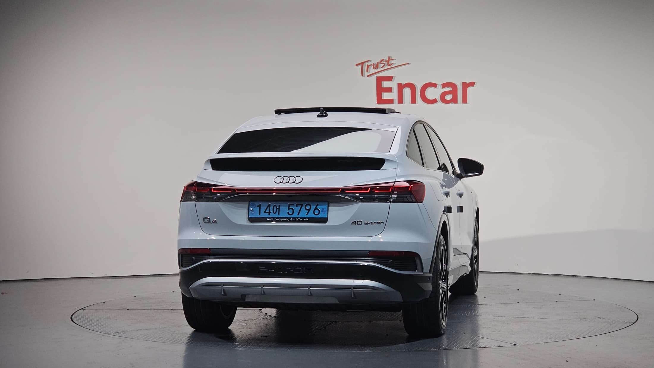 Audi Q8 Sportback e-tron — фото 4