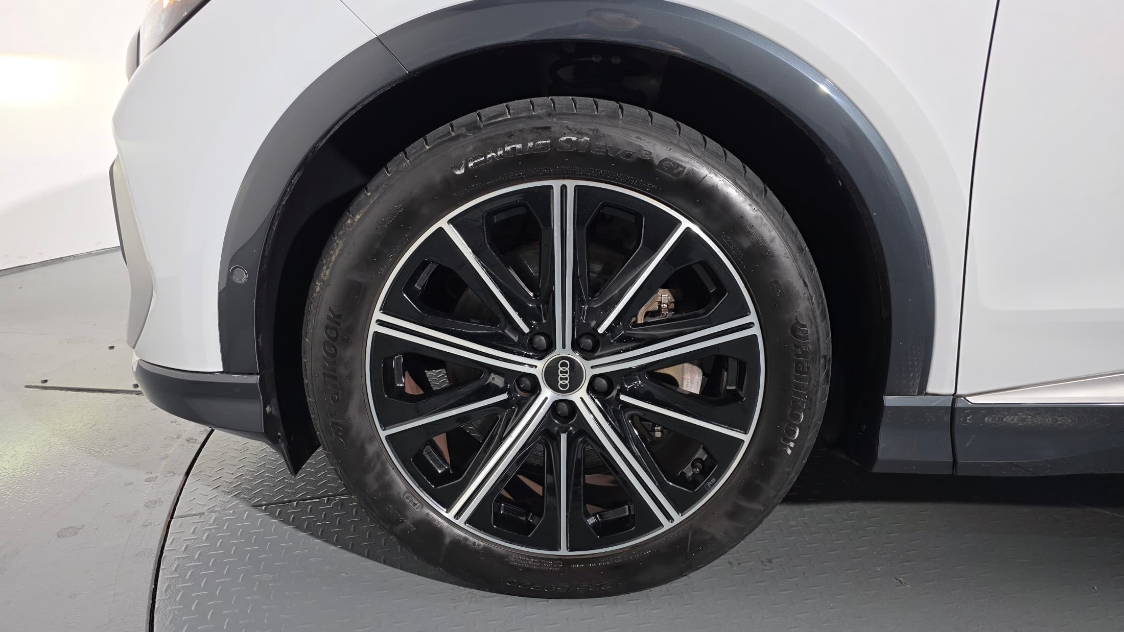 Audi Q8 Sportback e-tron — фото 5