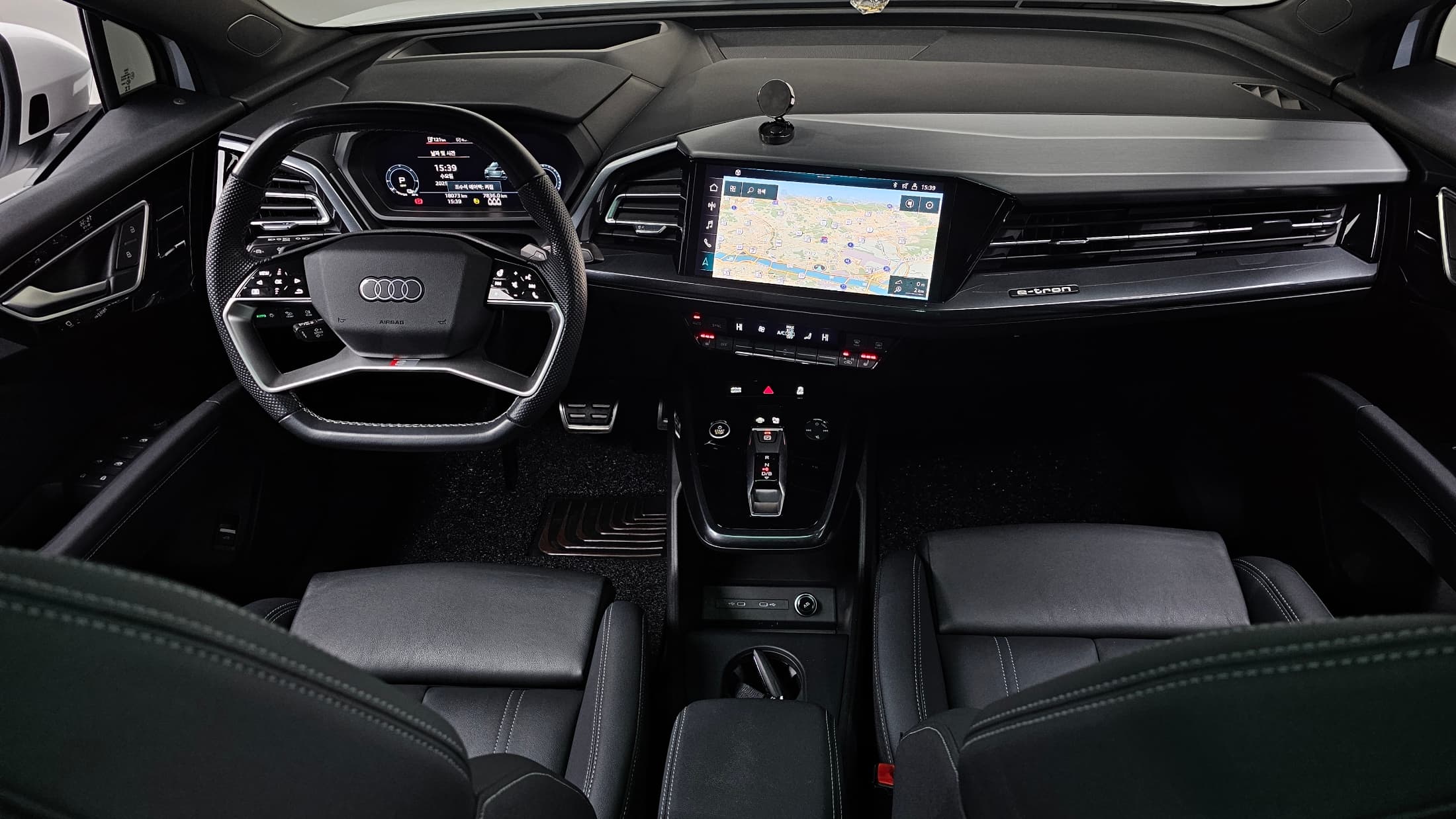 Audi Q8 Sportback e-tron — фото 7