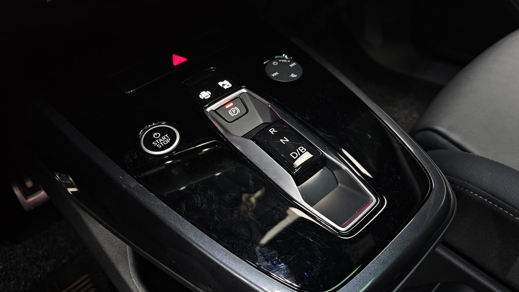Audi Q8 Sportback e-tron — фото 9