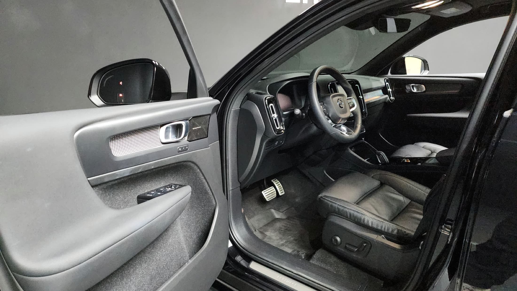 Volvo XC40 — фото 10