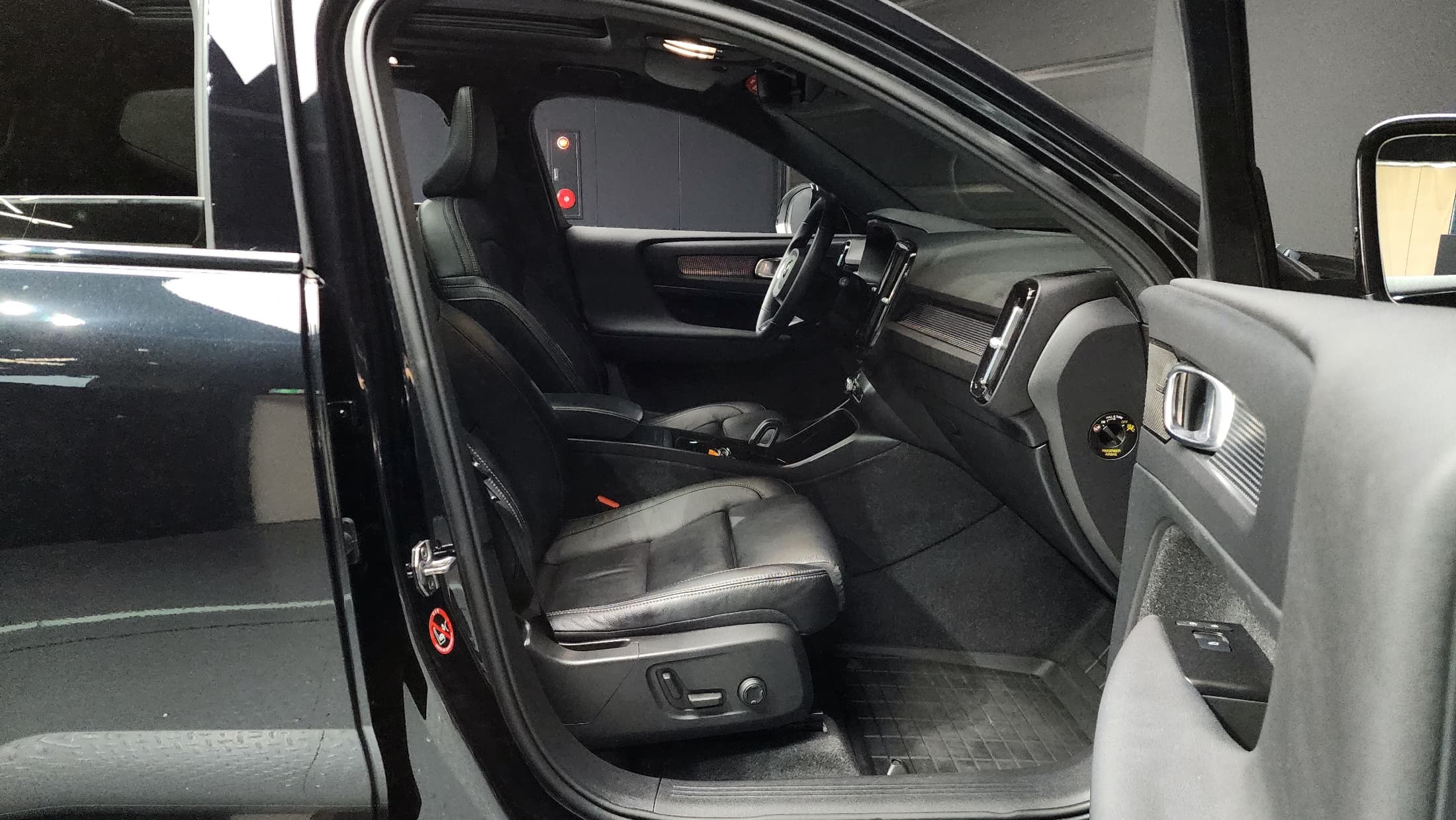 Volvo XC40 — фото 11